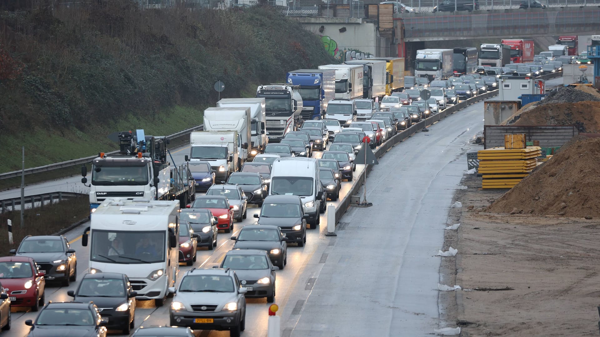 Stockender Verkehr auf der A7 in Hamburg: Die Autobahn wird in der Nacht zu Donnerstag in Richtung Norden gesperrt.