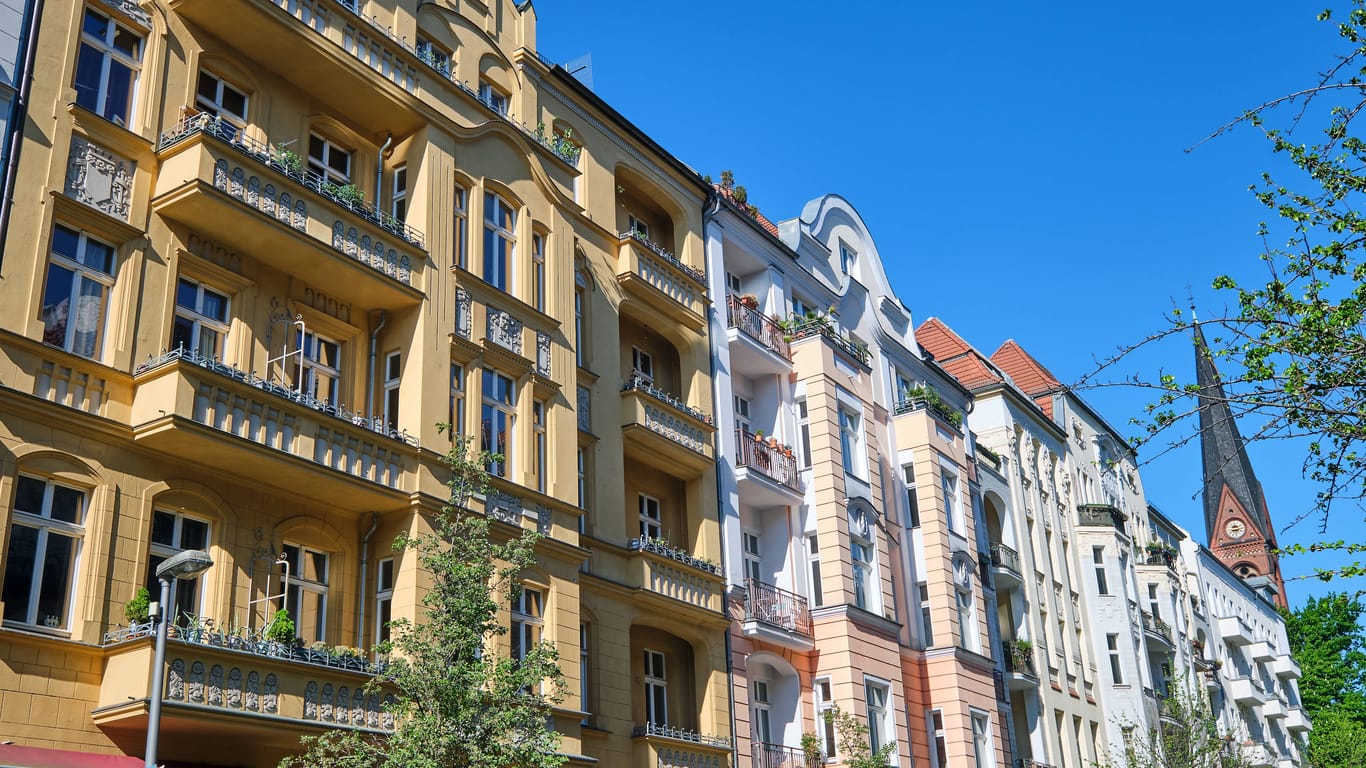 Mehrfamilienhäuser in Berlin (Archivbild): In der Hauptstadt könnte die Miete steigen.