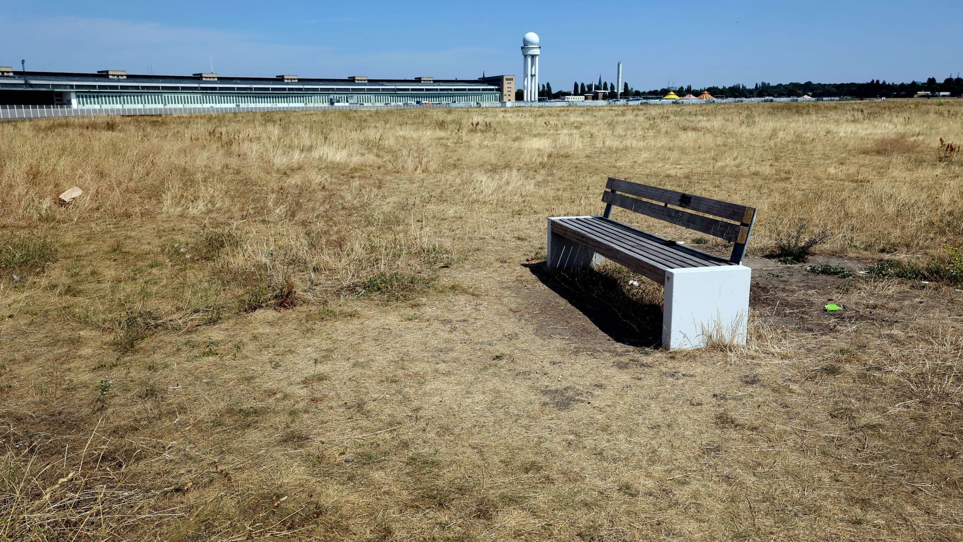 Die Hitze und der fehlende Regen lassen das Grün auf dem Tempelhofer Feld vertrocknen (Archivbild).