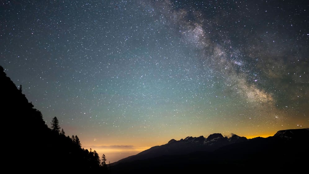 Nachthimmel mit Milchstraße: Die Galaxie ist von kosmischen Fäden durchzogen.