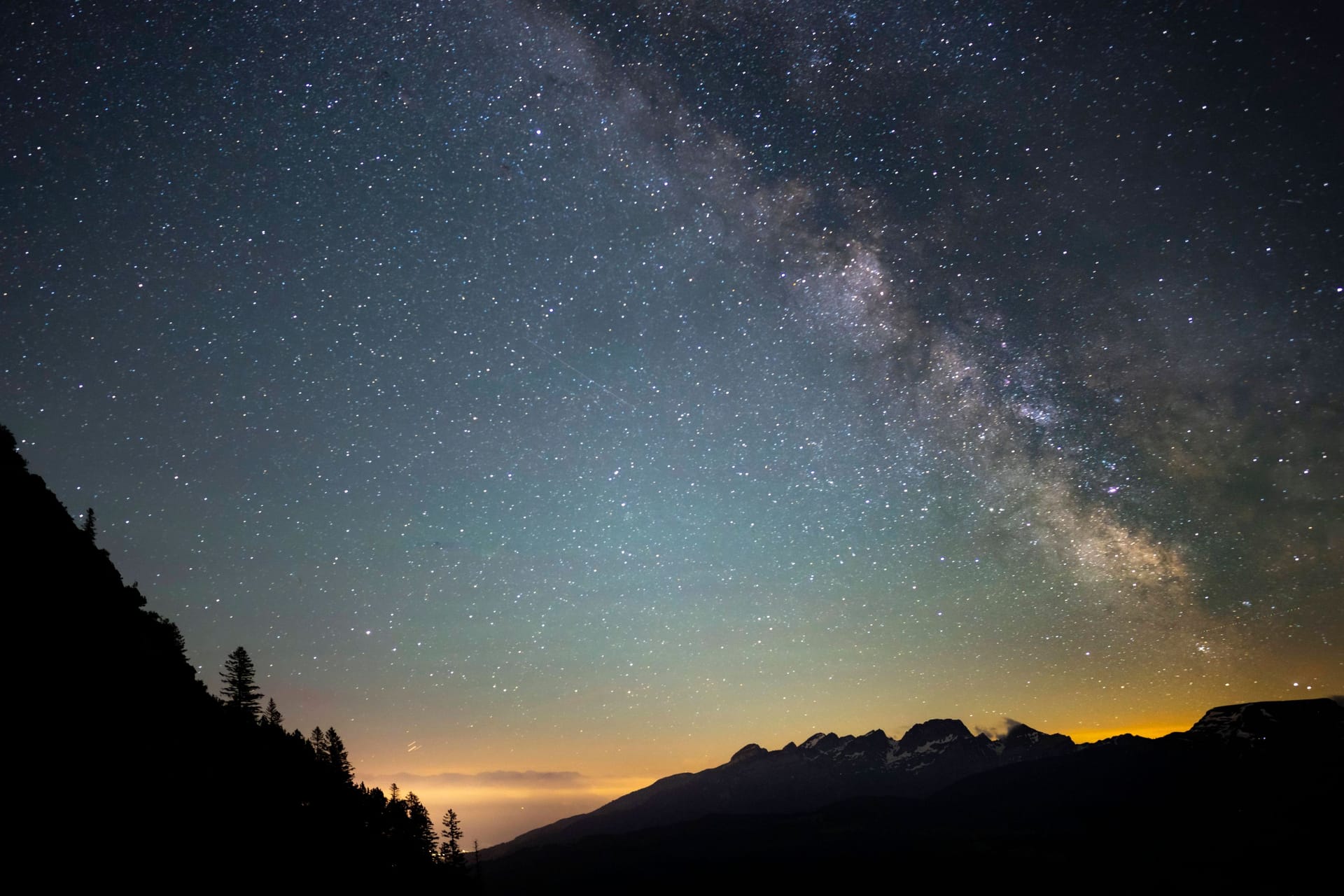 Nachthimmel mit Milchstraße: Die Galaxie ist von kosmischen Fäden durchzogen.