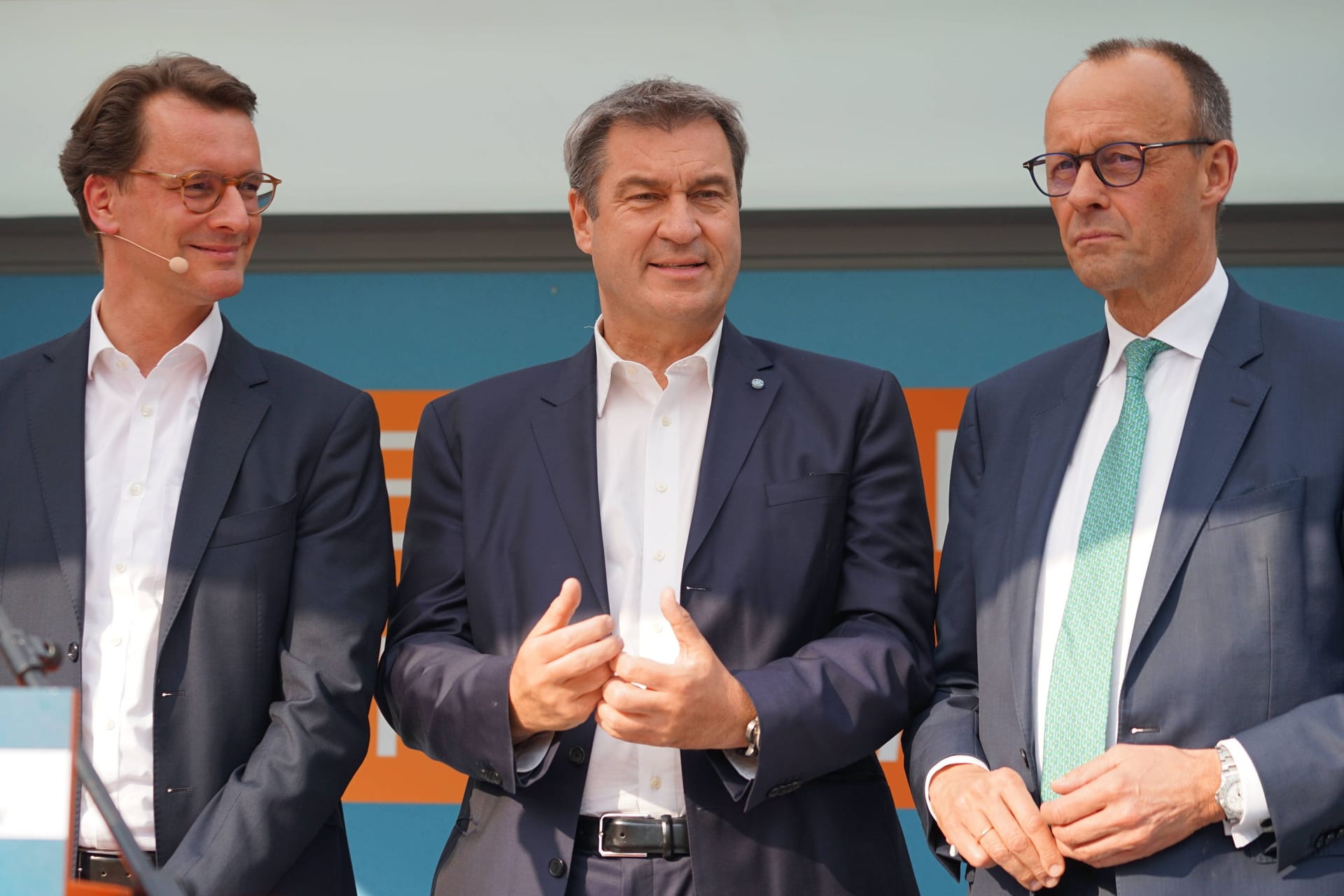 Hendrik Wüst (CDU), Markus Söder (CSU) und Friedrich Merz (CDU) bei einer Wahlkampfveranstaltung (Archivbild): Das Umfrageergebnis zum beliebtesten möglichen Kanzlerkandidaten der Union überrascht.