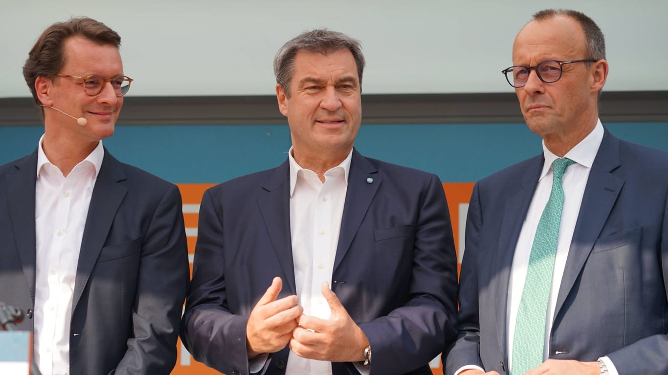Hendrik Wüst (CDU), Markus Söder (CSU) und Friedrich Merz (CDU) bei einer Wahlkampfveranstaltung (Archivbild): Das Umfrageergebnis zum beliebtesten möglichen Kanzlerkandidaten der Union überrascht.