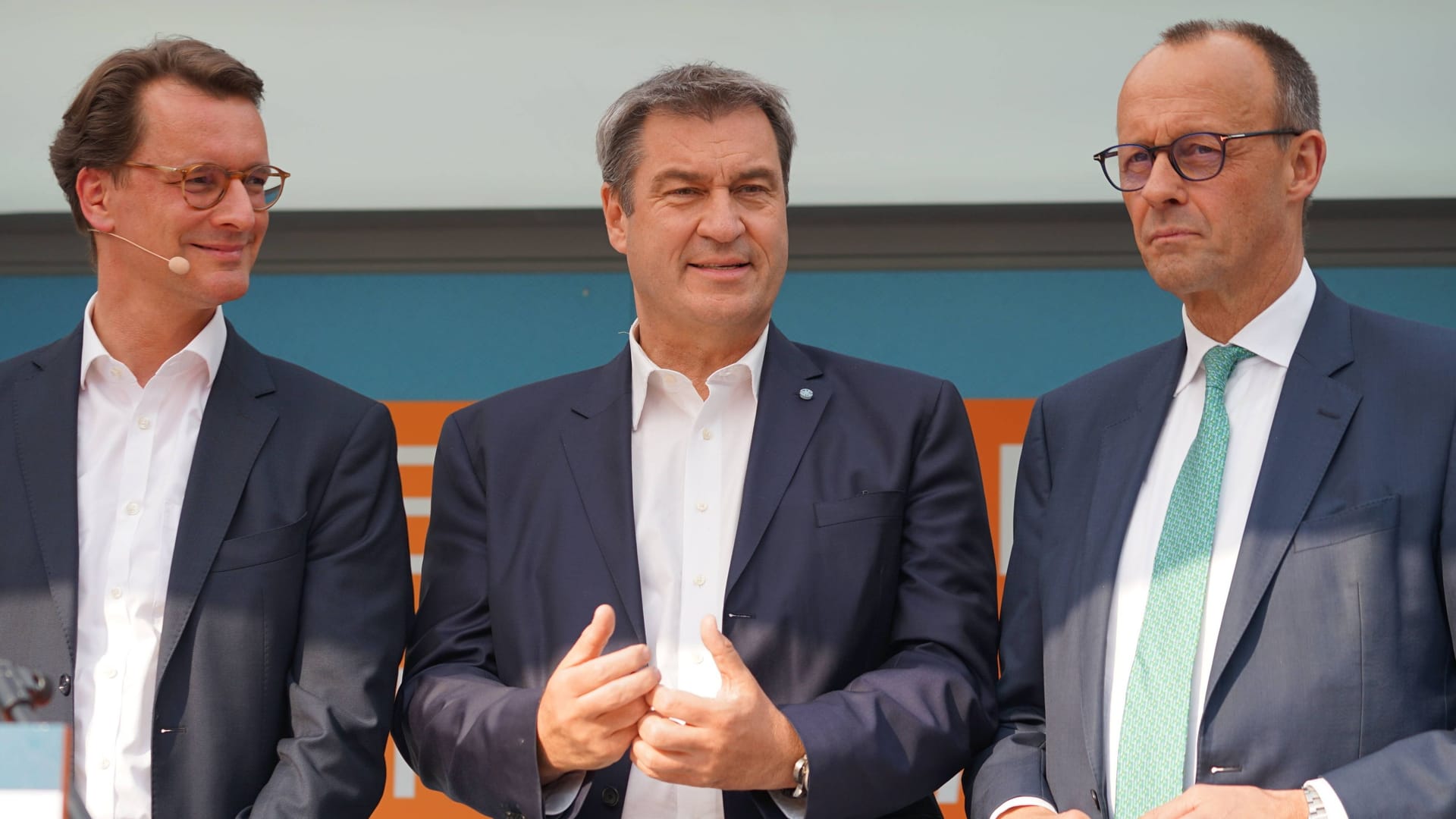 Hendrik Wüst (CDU), Markus Söder (CSU) und Friedrich Merz (CDU) bei einer Wahlkampfveranstaltung (Archivbild): Das Umfrageergebnis zum beliebtesten möglichen Kanzlerkandidaten der Union überrascht. Hendrik Wüst (CDU), Markus Söder (CSU) und Friedrich Merz (CDU) bei einer Wahlkampfveranstaltung (Archivbild): Das Umfrageergebnis zum beliebtesten möglichen Kanzlerkandidaten der Union überrascht.
