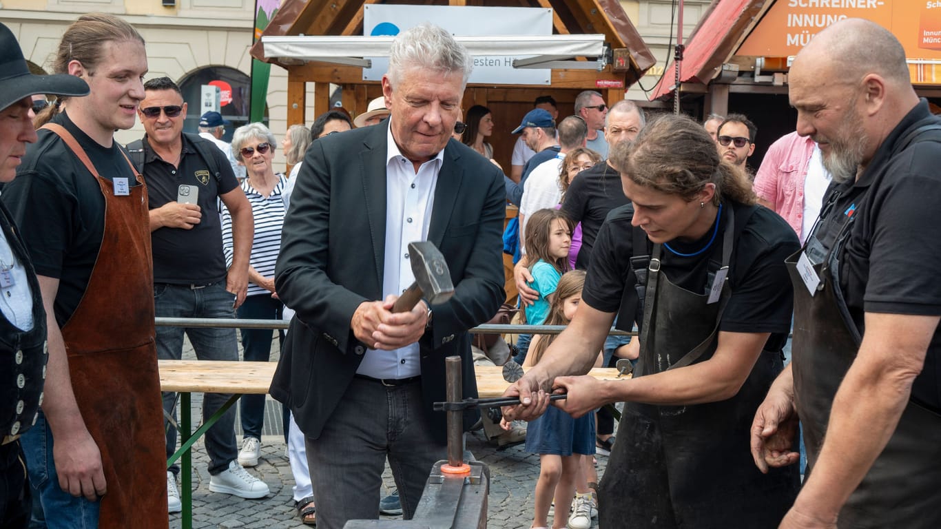 Dieter Reiter haut beim Münchner Stadtgeburtstag drauf (Archivbild): Beim Sommerfest der Wirte kritisierte der Oberbürgermeister den Wasserpreis in der Stadt.