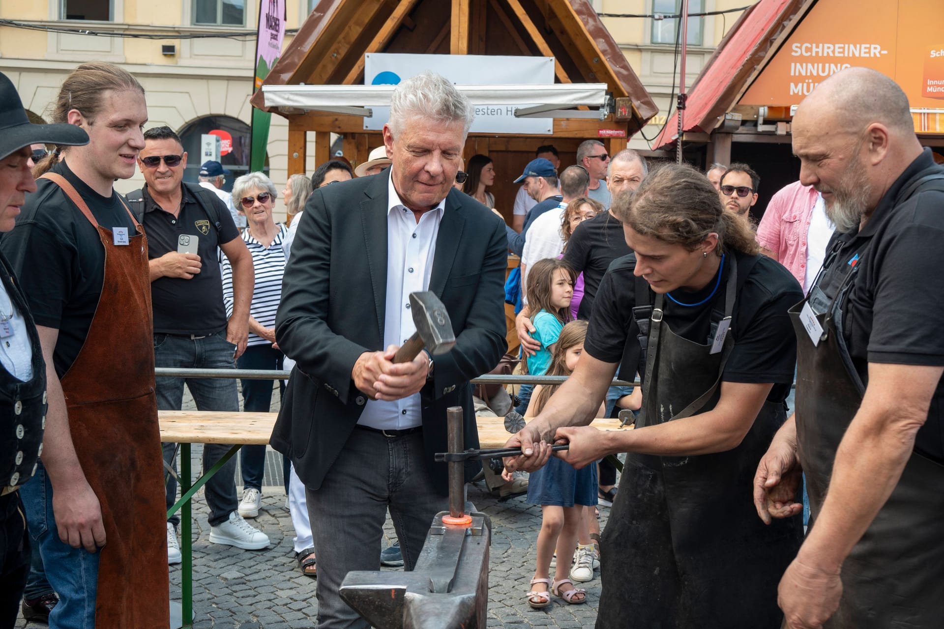 Dieter Reiter haut beim Münchner Stadtgeburtstag drauf (Archivbild): Beim Sommerfest der Wirte kritisierte der Oberbürgermeister den Wasserpreis in der Stadt.