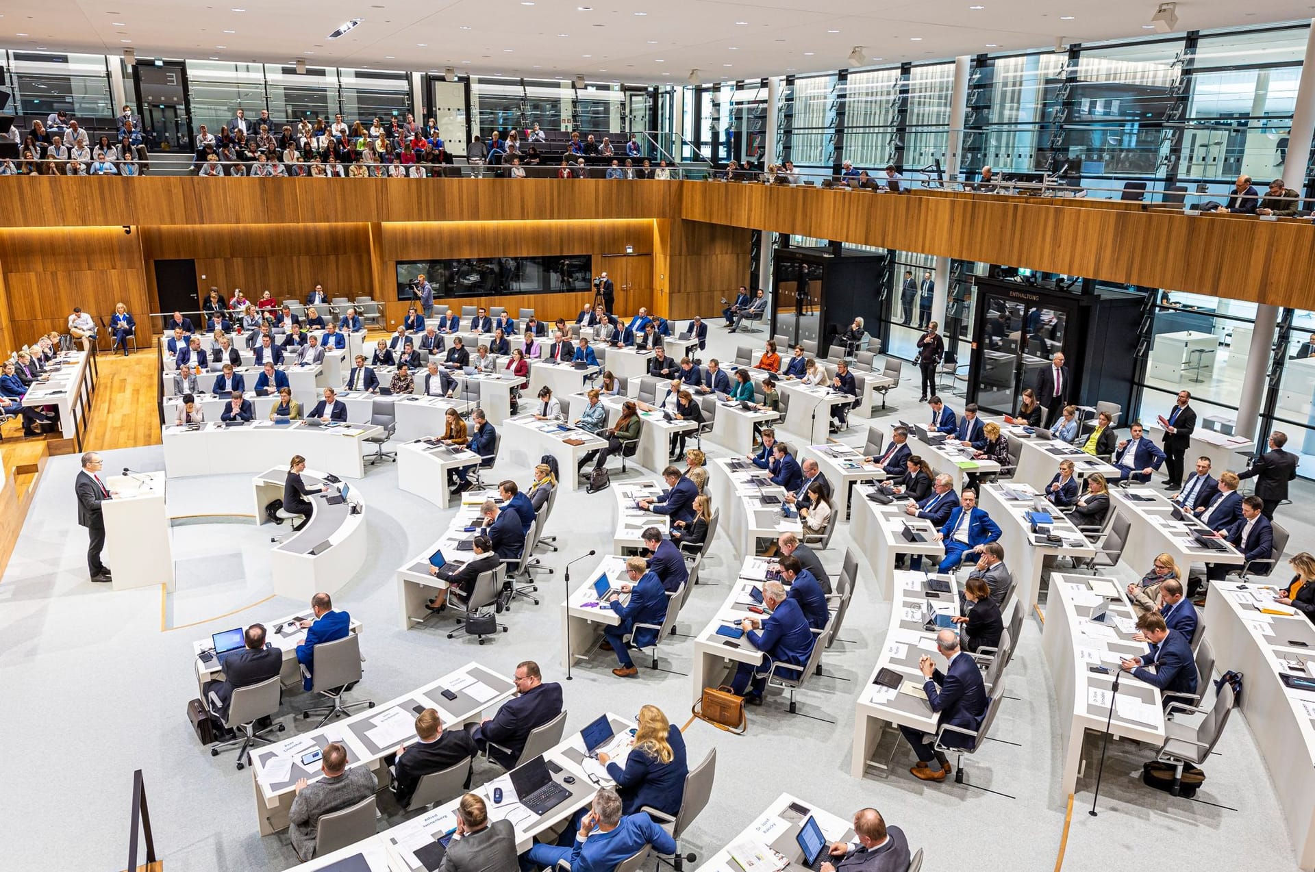 Abgeordnete nehmen im Plenarsaal an einer Sitzung des niedersächsischen Landtags teil (Archivbild): Am Dienstag ging es unter anderem um die Grundentschädigung von Abgeordneten.