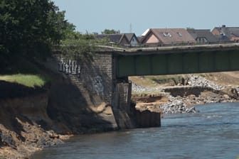 Dinslaken: Unterspült und einseitig abgesackt ist eine Eisenbahnbrücke, die eingleisig über die Emscher führt.