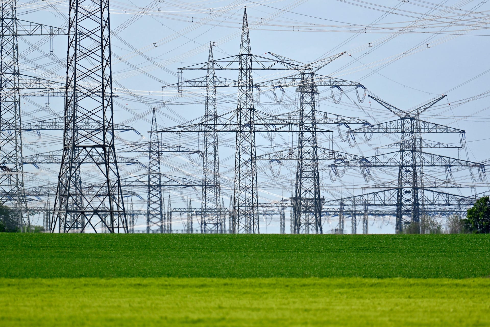 Stromtrassen (Symbolbild): Das Bundeskartellamt prüft nun auch Stromanbieter in Bezug auf Energiepreisbremsen. Stromtrassen (Symbolbild): Das Bundeskartellamt prüft nun auch Stromanbieter in Bezug auf Energiepreisbremsen.