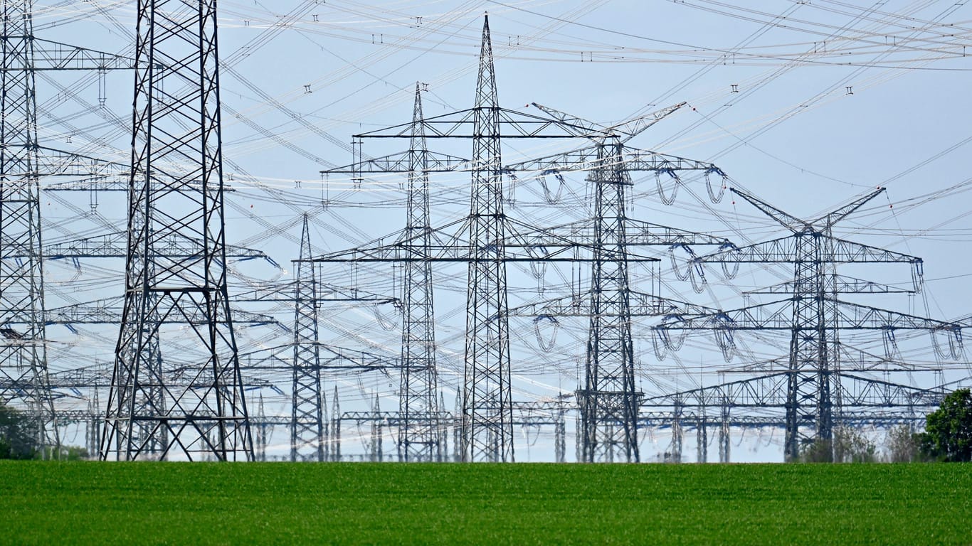 Stromtrassen (Symbolbild): Das Bundeskartellamt prüft nun auch Stromanbieter in Bezug auf Energiepreisbremsen.