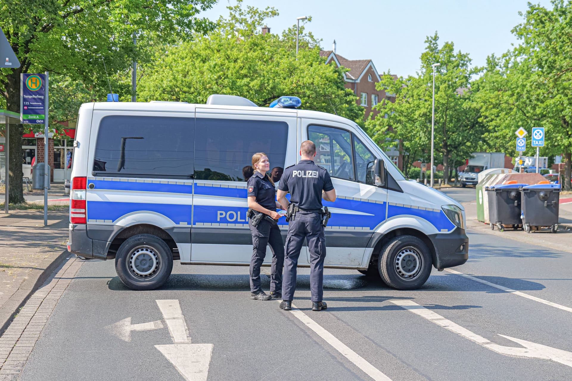 Die Polizei sperrt den Zugang zu einem Evakuierungsgebiet (Archivbild): Wegen einer Kampfmittelbeseitigung müssen am Donnerstag viele Menschen ihre Wohnungen verlassen.