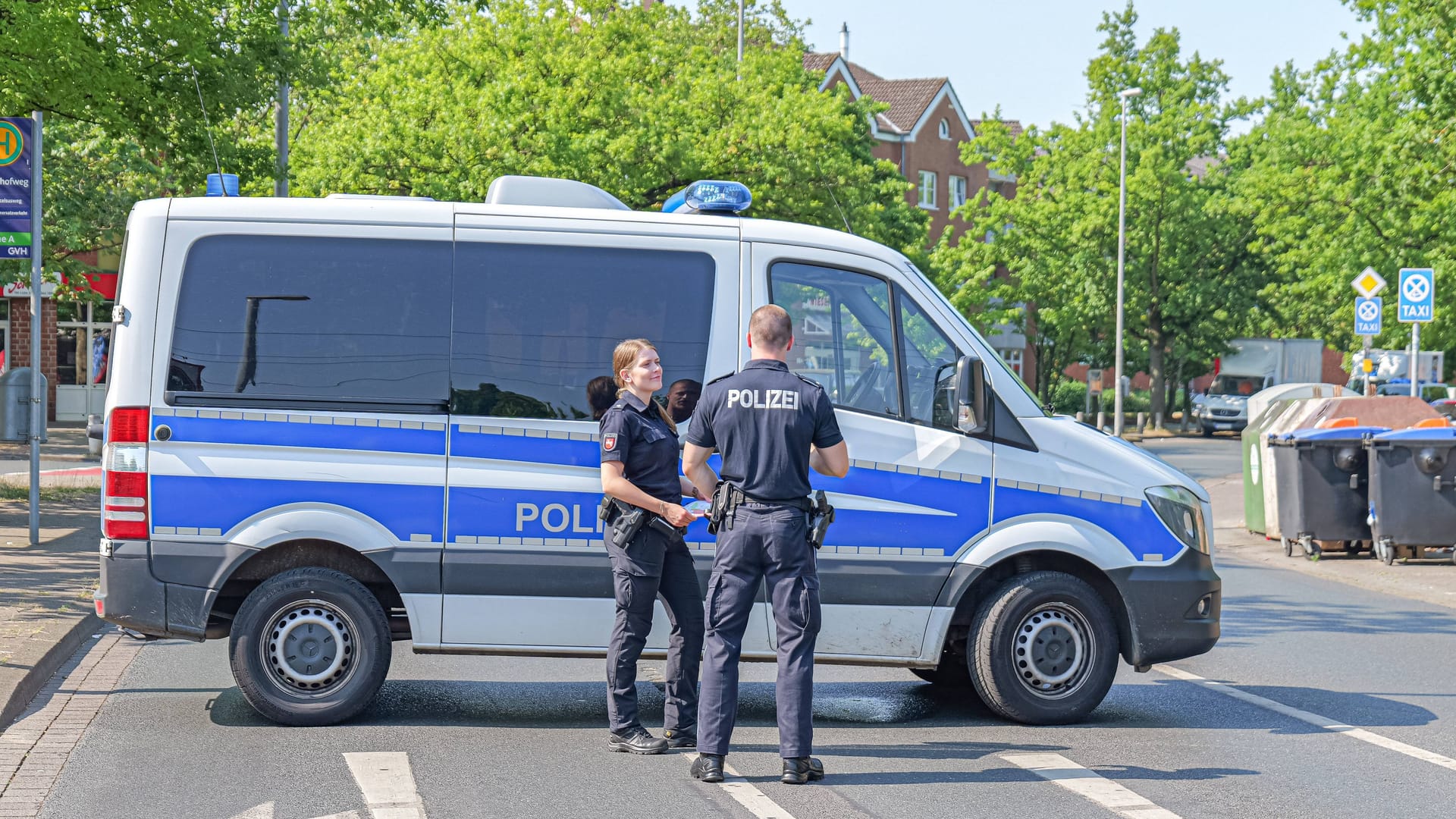 Die Polizei sperrt den Zugang zu einem Evakuierungsgebiet (Archivbild): Wegen einer Kampfmittelbeseitigung müssen am Donnerstag viele Menschen ihre Wohnungen verlassen.