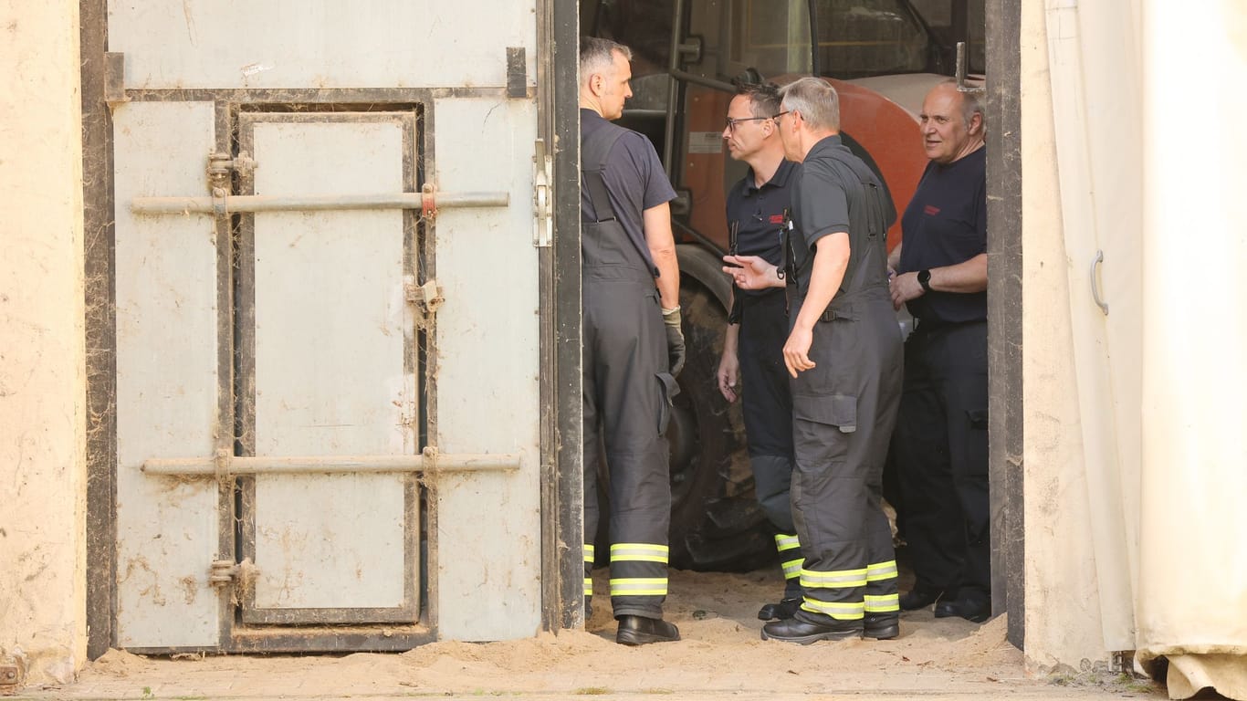Einsatzkräfte der Hamburger Feuerwehr stehen an der Elefantenhalle im Tierpark Hagenbeck: Für die Hilfsaktion kam schweres Gerät zum Einsatz