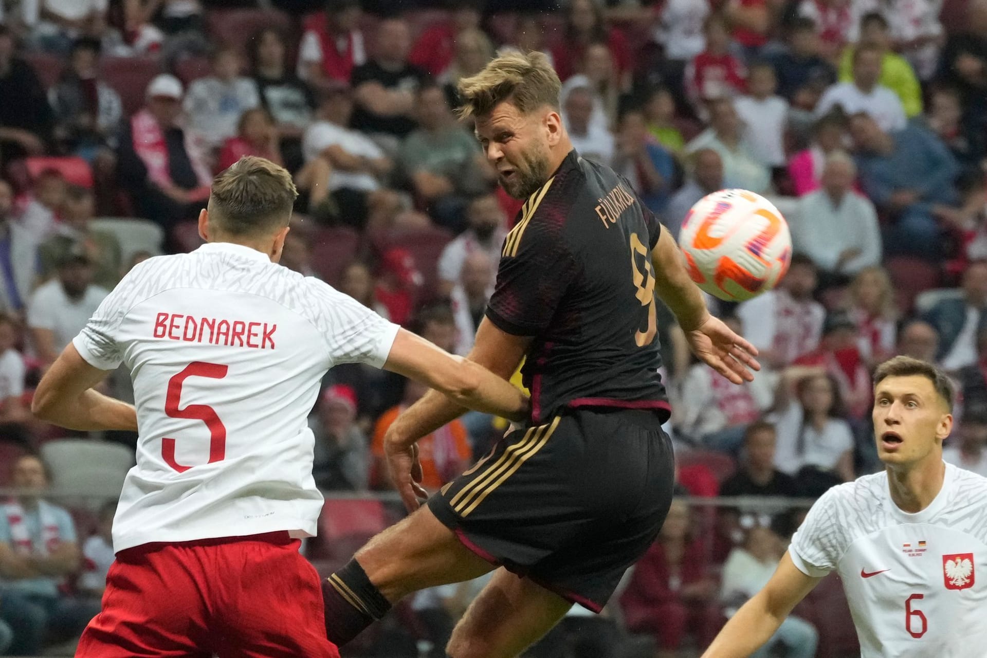 Niclas Füllkrug (ab 68. für Musiala): Gesellte sich neben Wirtz und Havertz ins Sturmzentrum. Blieb bis zum Abpfiff ohne nennenswerte Aktion und verpasste es, als erster deutscher Spieler überhaupt in sechs Spielen hintereinander zu treffen. Hatte dafür aber auch nur 22 Minuten Zeit. Note 4 Niclas Füllkrug (ab 68. für Musiala): Gesellte sich neben Wirtz und Havertz ins Sturmzentrum. Blieb bis zum Abpfiff ohne nennenswerte Aktion und verpasste es, als erster deutscher Spieler überhaupt in sechs Spielen hintereinander zu treffen. Hatte dafür aber auch nur 22 Minuten Zeit. Note 4