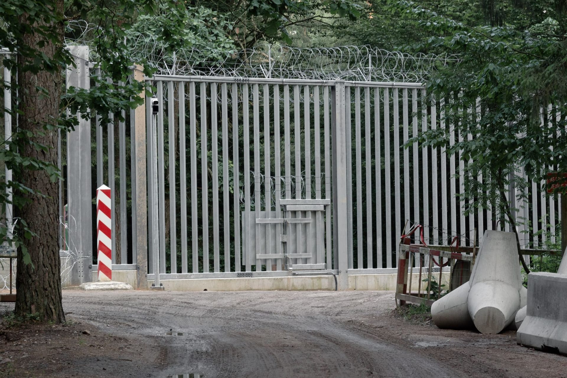 Die Pforte im Grenzwall: Hierdurch werden Migranten abgeschoben, ohne dass der polnische Grenzschutz Kontakt zum belarussischen aufnehmen muss.