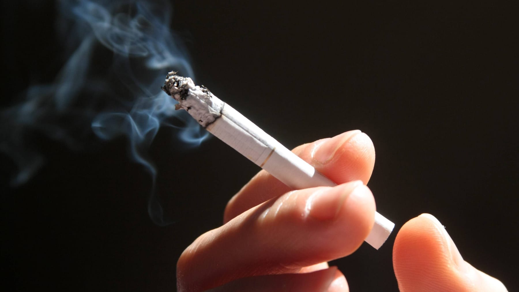 Mann Zündet Zigarette An Flamme In Paris – Was Dann Geschah, Ist Unglaublich! - u10ebvd