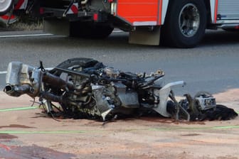 Ausgebranntes Motorrad in NRW: Der Fahrer des Bikes starb noch an der Unfallstelle.