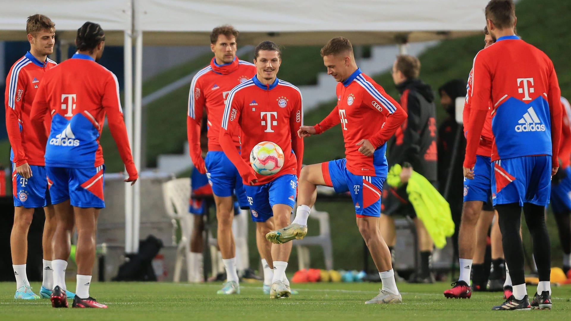 Die Bayern im Katar-Trainingslager: Schon die Doha-Reisen des Klubs stießen einigen übel auf.