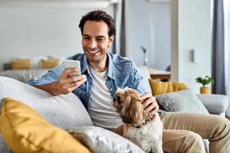 Wenn WhatsApp Ihnen keine Benachrichtigungen anzeigt, verpassen Sie neue Mitteilungen oder Anrufe innerhalb des Messengers.