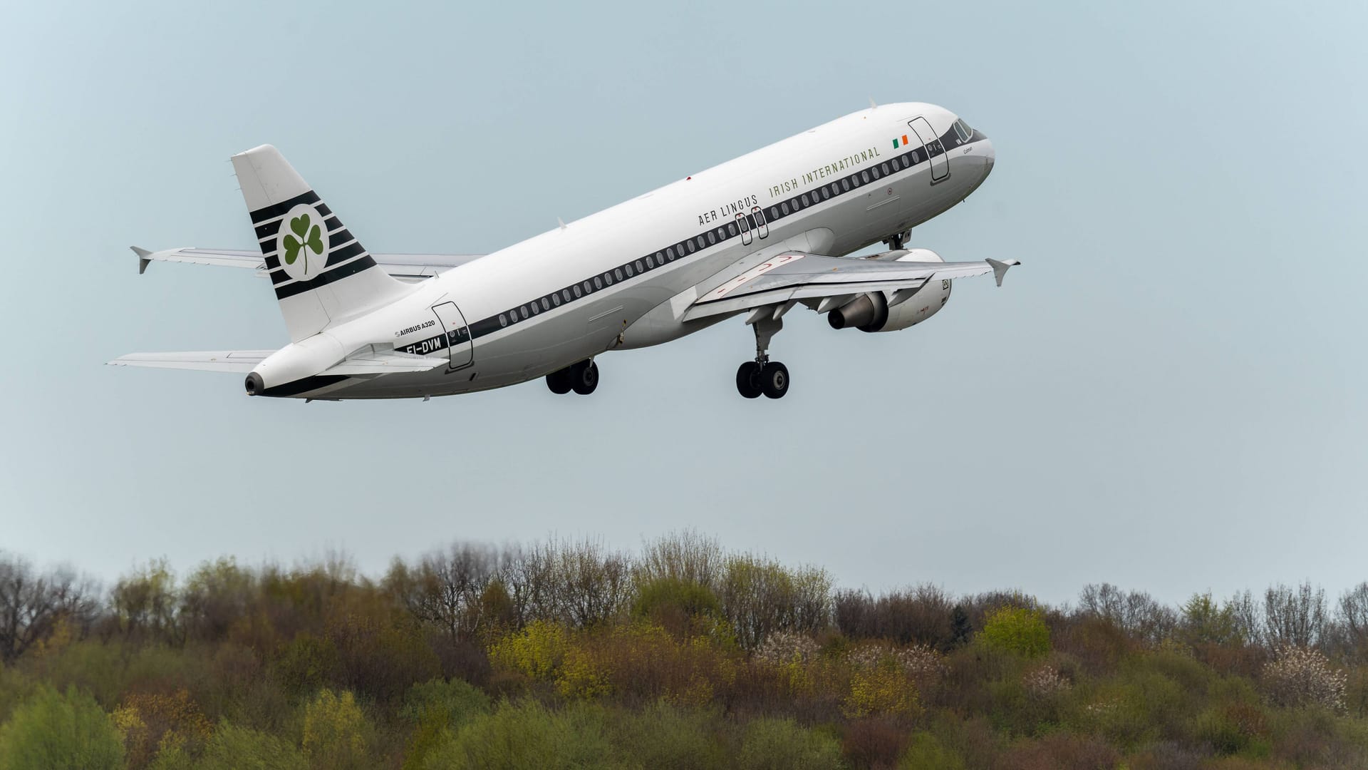 Hamburg Flughafen (Symbolfoto): Flugzeuge heben später auf. Air Defender zeigt Wirkung