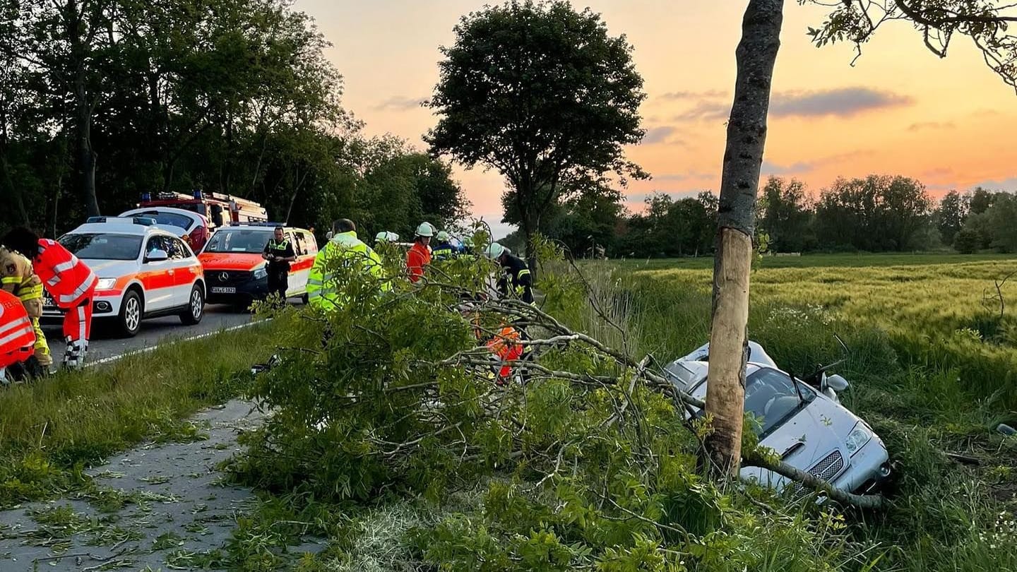 Schwerer Unfall im Kreis Cuxhaven: Der Wagen landete an einem Baum. Schwerer Unfall im Kreis Cuxhaven: Der Wagen landete an einem Baum.