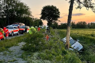 Schwerer Unfall im Kreis Cuxhaven: Der Wagen landete an einem Baum.