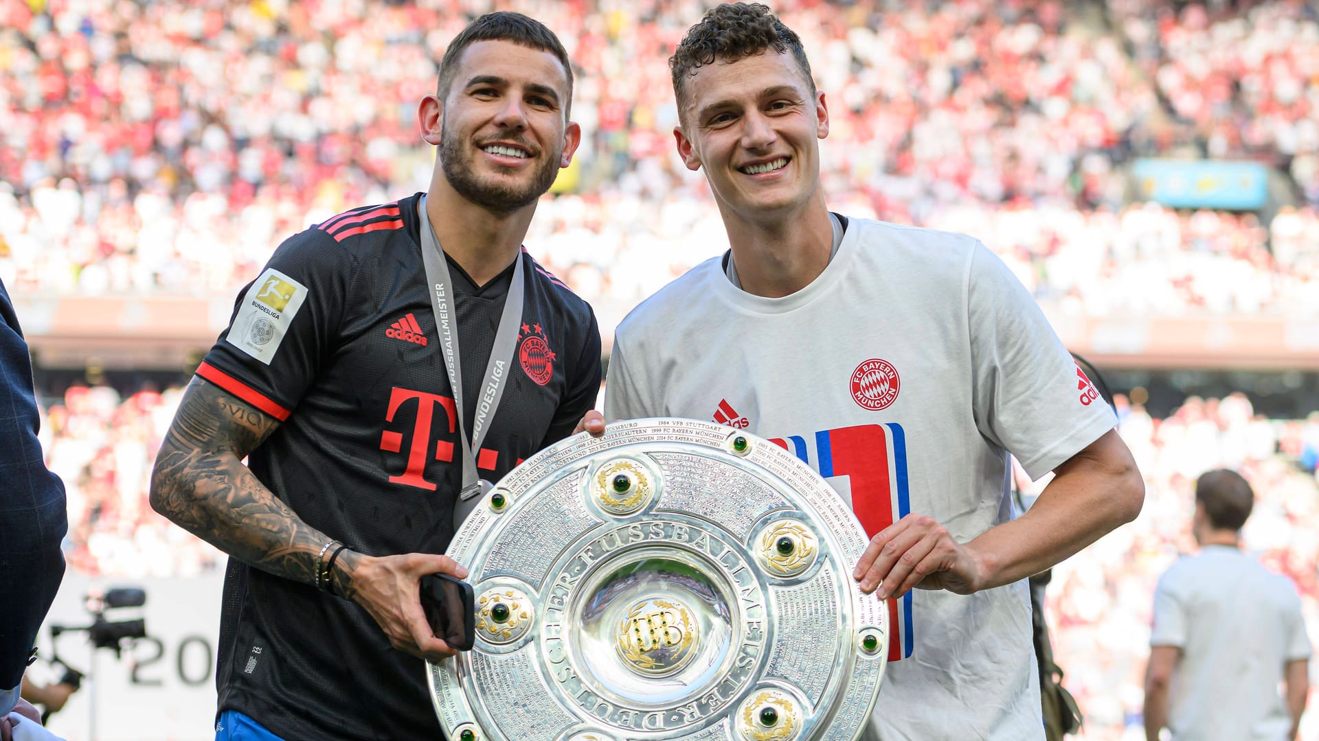 Lucas Hernández (l.) und Benjamin Pavard mit der Meisterschale.