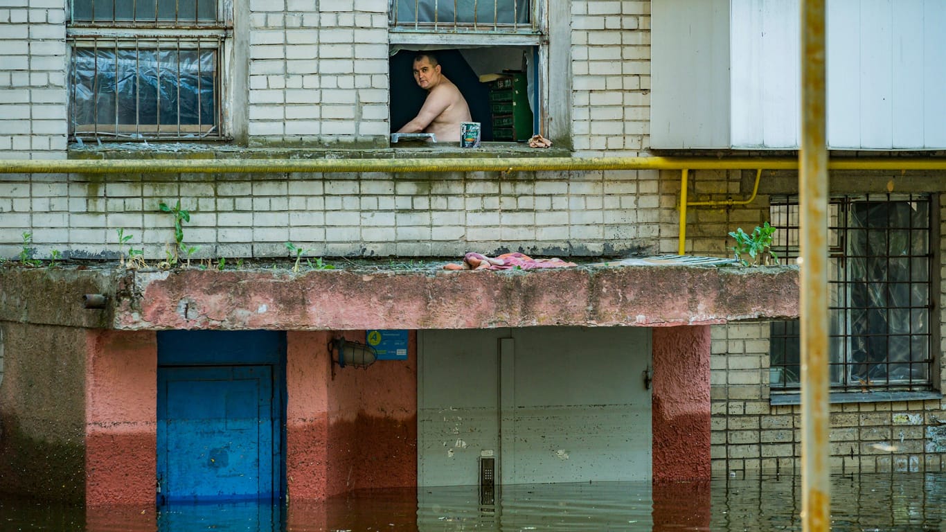Ein Mann in der überfluteten Stadt Cherson, wenige Tage nach Bruch des Staudamms: Tausende Menschen mussten evakuiert werden, mehr als 60 starben.