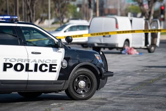 Polizeieinsatz in Los Angeles, wo ein Mann im Januar 2023 zuerst zehn Menschen erschoss und dann sich selbst tötete.
