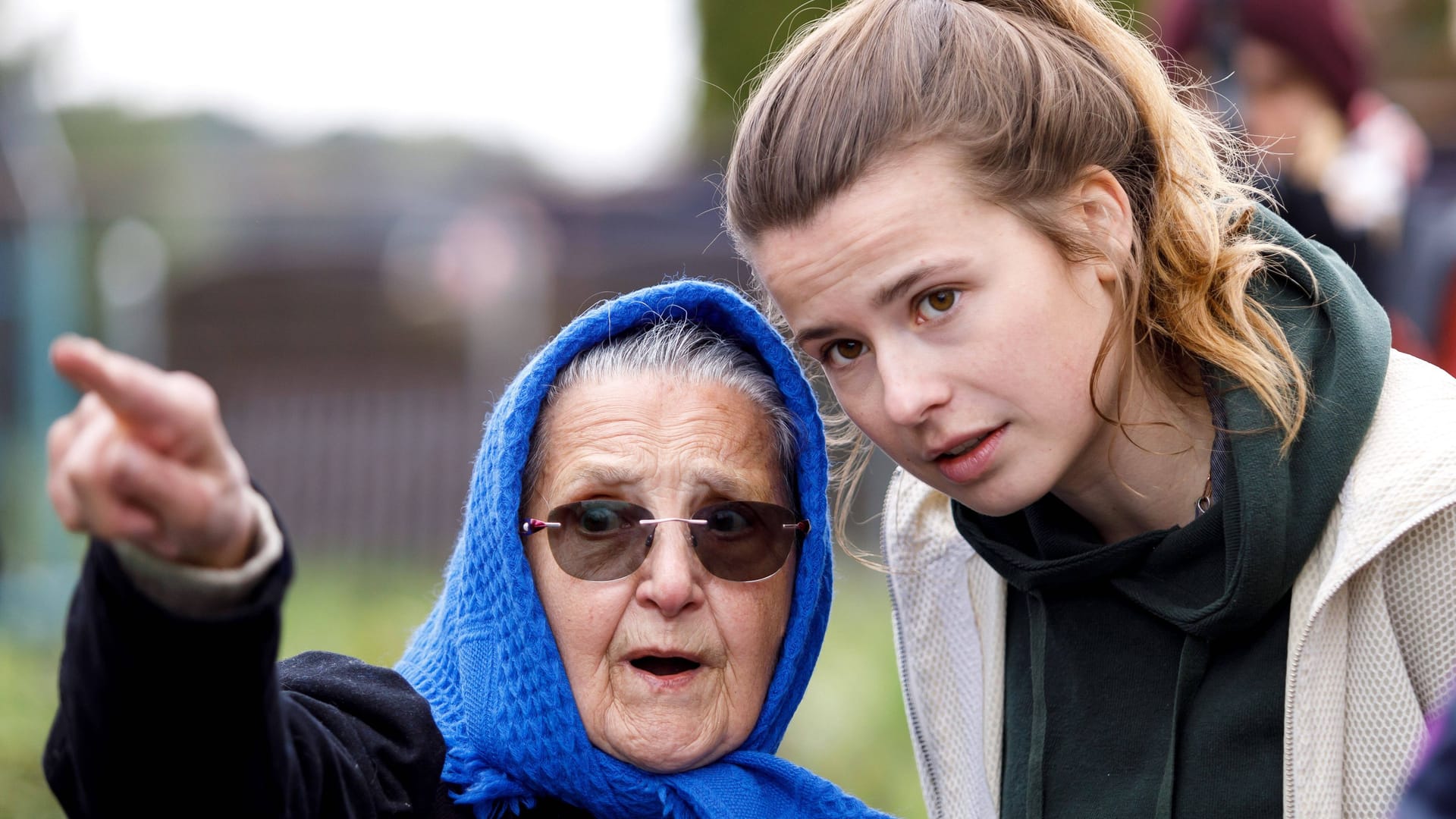 Luisa Neubauer und Edith Penk am Tagebau Nochten in der Lausitz: Die Frauen setzen sich für einen früheren Kohleausstieg und mehr Unterstützung für Menschen in der Region ein.