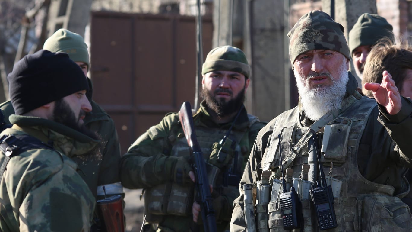 Der russische Duma-Abgeordnete Adam Delimchanov (r.) im Kreise der Kadyrowzy, tschetschenischer Spezialeinheiten, die offiziell dem russischen Verteidigungsministerium unterstellt sind.
