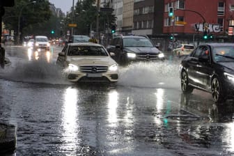 Überschwemmte Straßen in Berlin (Archivbild): So kräftig wie in den Vortagen fiel das Gewitter am Abend dann doch nicht aus.