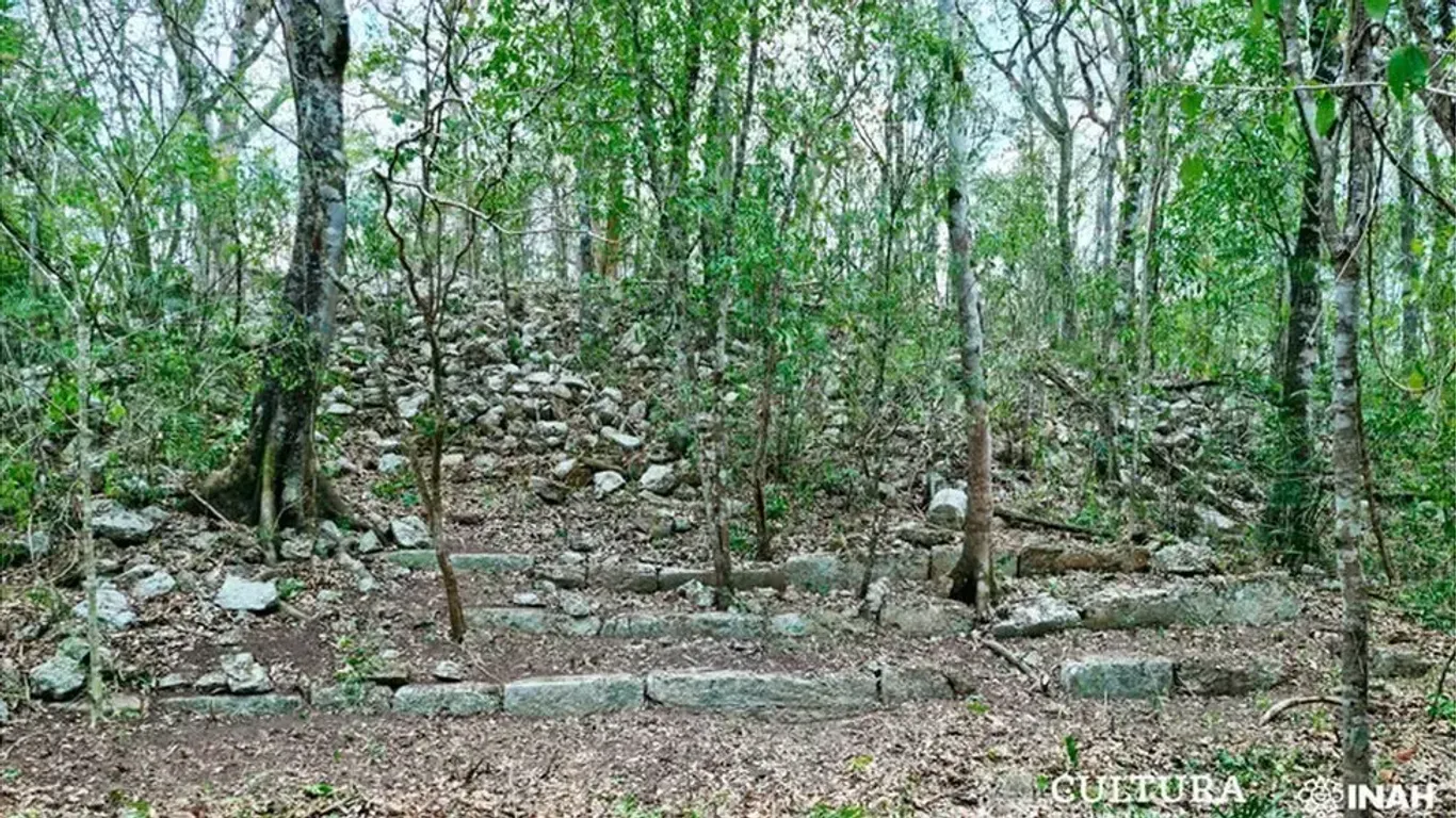 Mexiko, Entdeckung einer Maya-Stadt: Die Archäologen entdeckten eine Reihe von Gebäuden, darunter dieses mit Steinstufen.