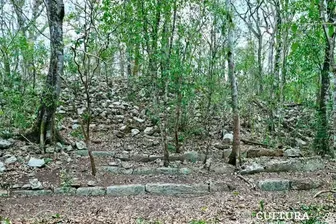 Mexiko, Entdeckung einer Maya-Stadt: Die Archäologen entdeckten eine Reihe von Gebäuden, darunter dieses mit Steinstufen.