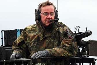 Boris Pistorius in einem Leopard 2 A6 der Bundeswehr. Seit fünf Monaten ist der Verteidigungsminister im Amt. (Quelle: Ann-Marie Utz/dpa)