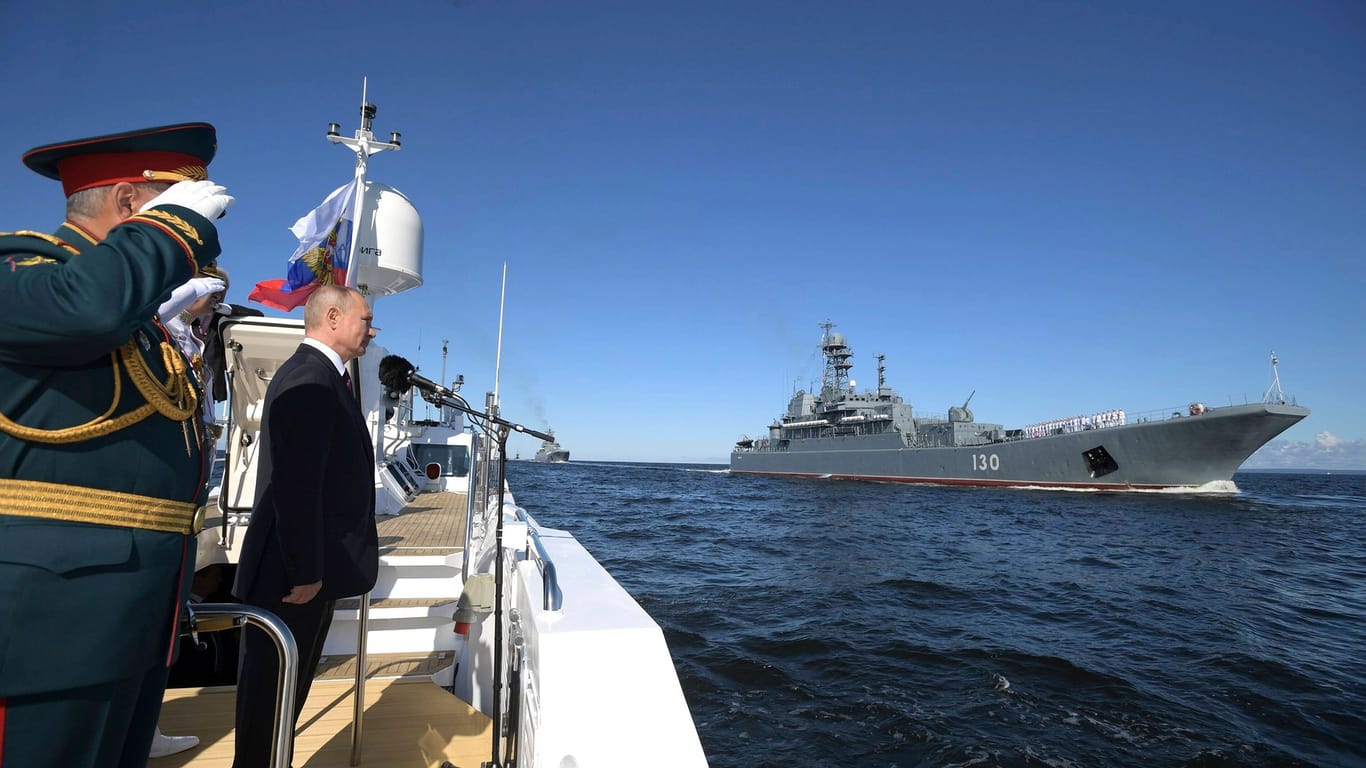 Sankt Petersburg, 2020: Wladimir Putin und sein Verteidigungsminister Sergej Shoigu begutachten Kriegsschiffe bei einer Militärparade.