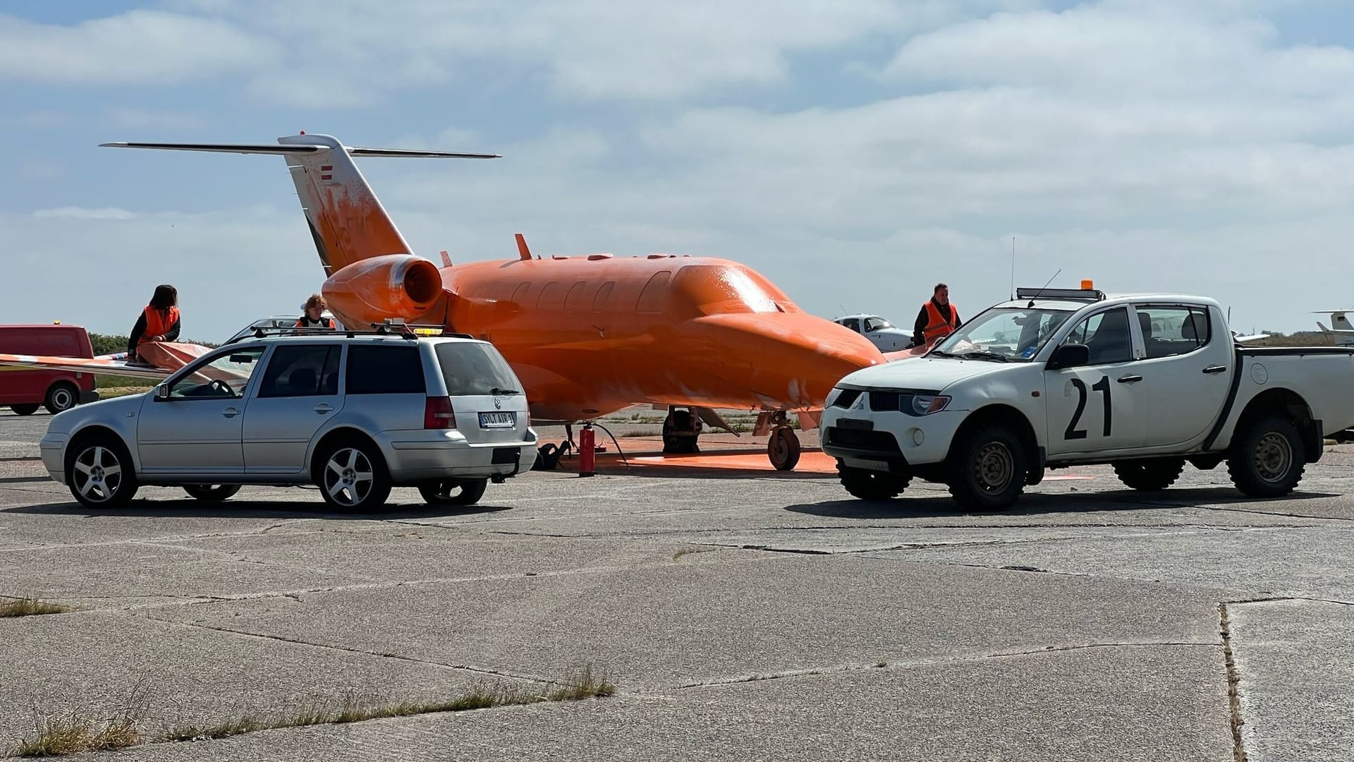 Ein Privatjet steht auf einem Rollfeld: Klimaschutz-Aktivisten der Initiative "Letzte Generation" haben ihn mit oranger Farbe besprüht.