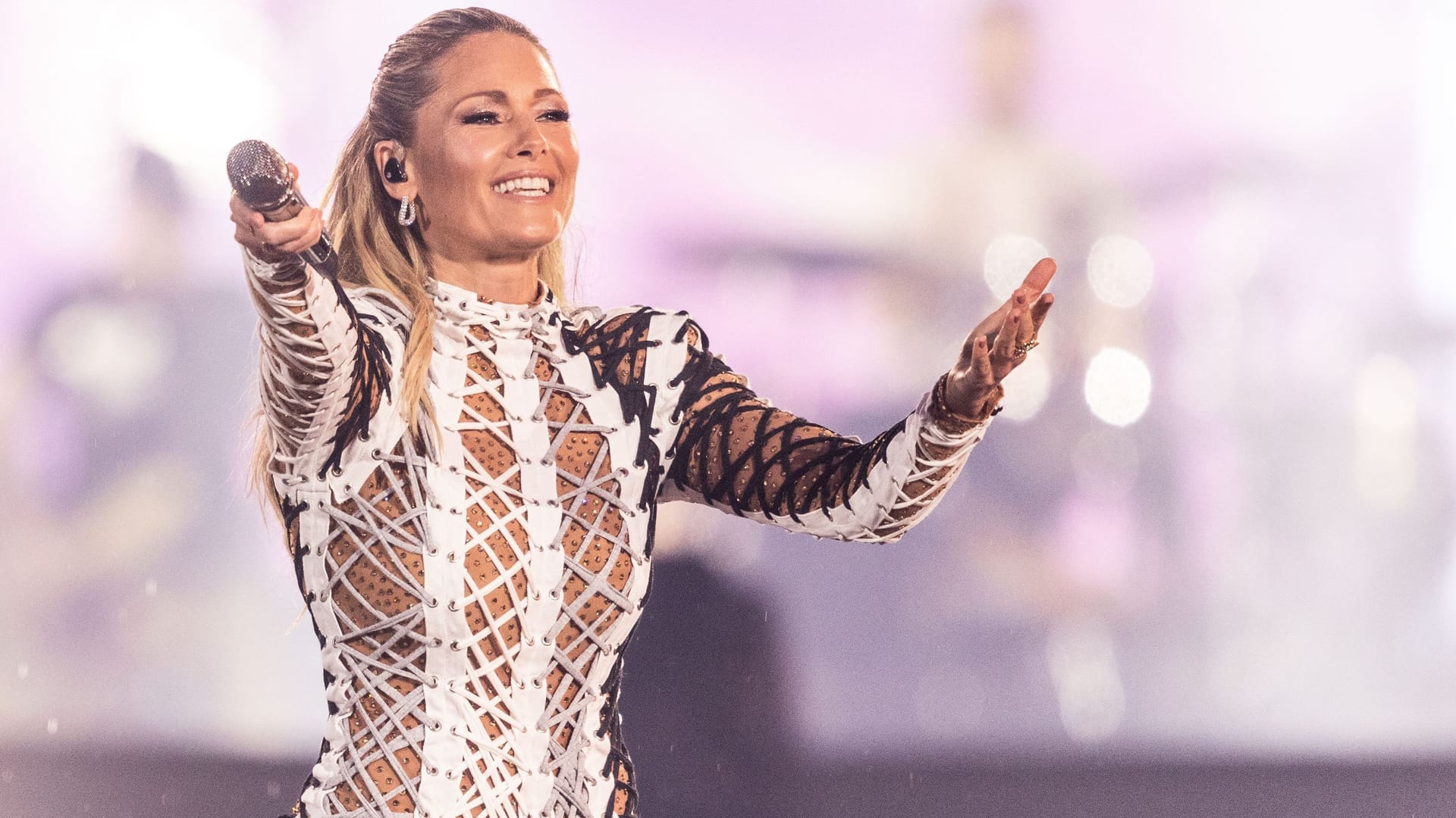 Helene Fischer: Sie hat sich bei ihrem Konzert bei einer Trapeznummer verletzt.