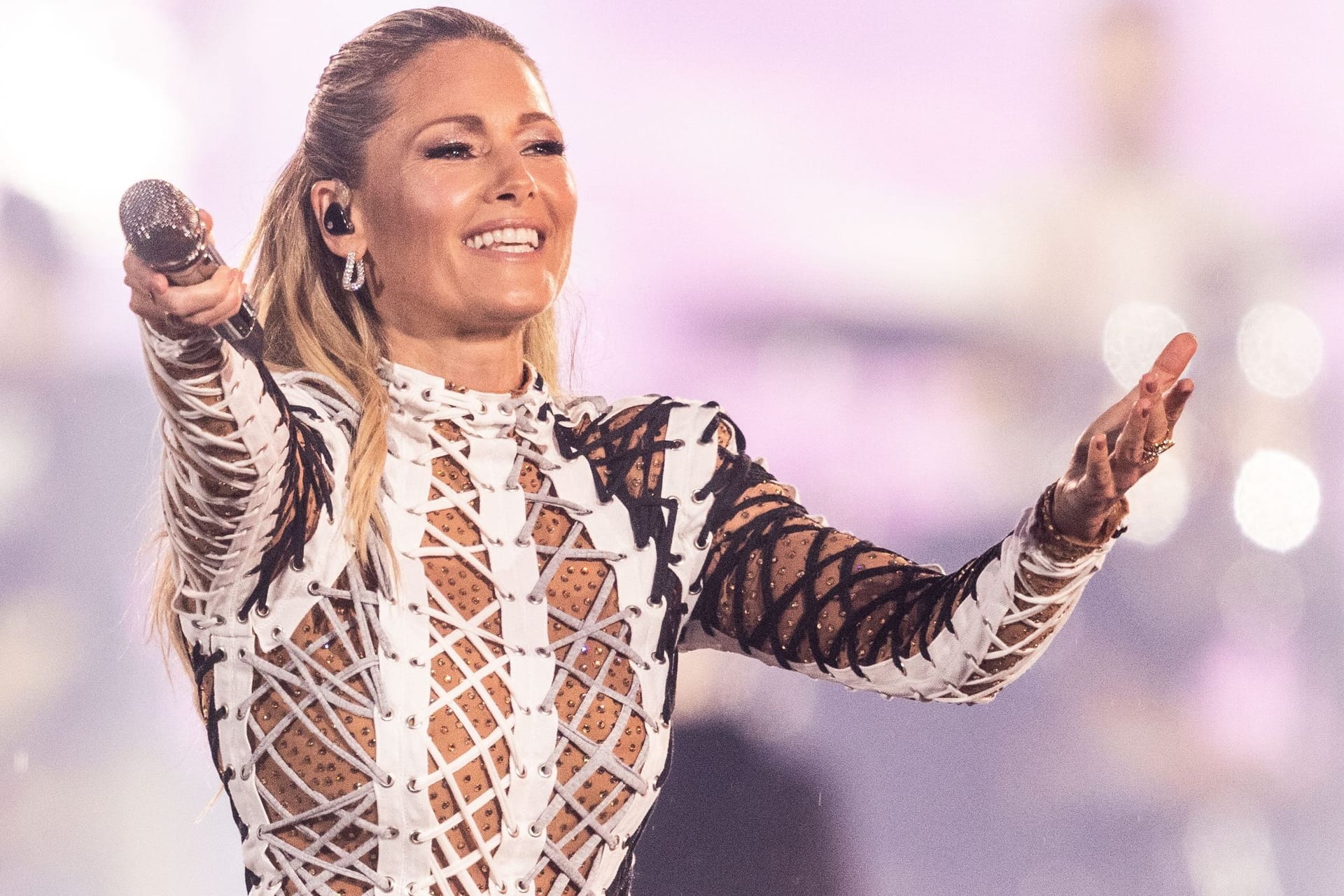 Helene Fischer: Sie hat sich bei ihrem Konzert bei einer Trapeznummer verletzt.