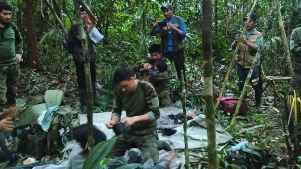 Soldaten kümmern sich um die gefundenen Kinder im Dschungel.