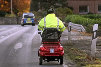 Senior fährt mit seinem Elektromobil auf einer Straße (Symbolbild): Stefanie von Berg sieht in dem Fortbewegungsmittel eine Alternative zum Auto.