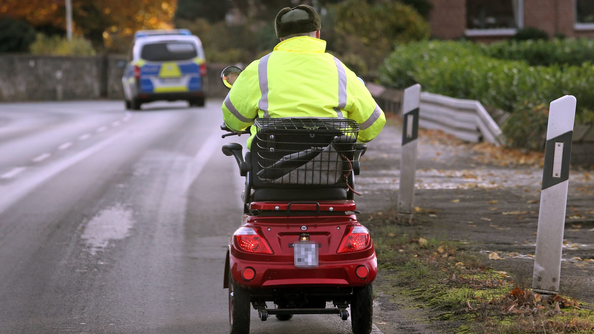 Senior fährt mit seinem Elektromobil auf einer Straße (Symbolbild): Stefanie von Berg sieht in dem Fortbewegungsmittel eine Alternative zum Auto.