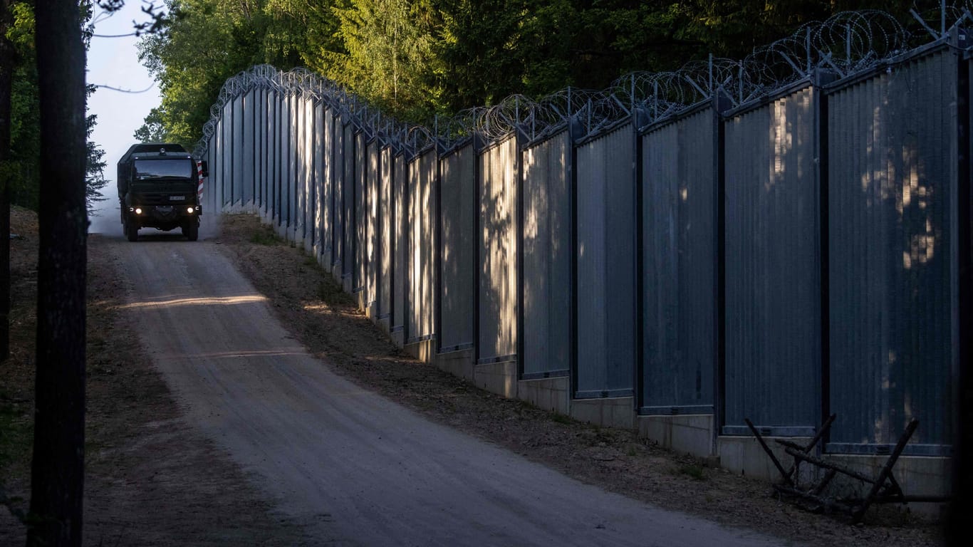 Grenze zwischen Polen und Belarus: Wegen der Verlegung der Wagner-Söldner will Polen seine Grenze zum Nachbarland Belarus deutlich verstärken.