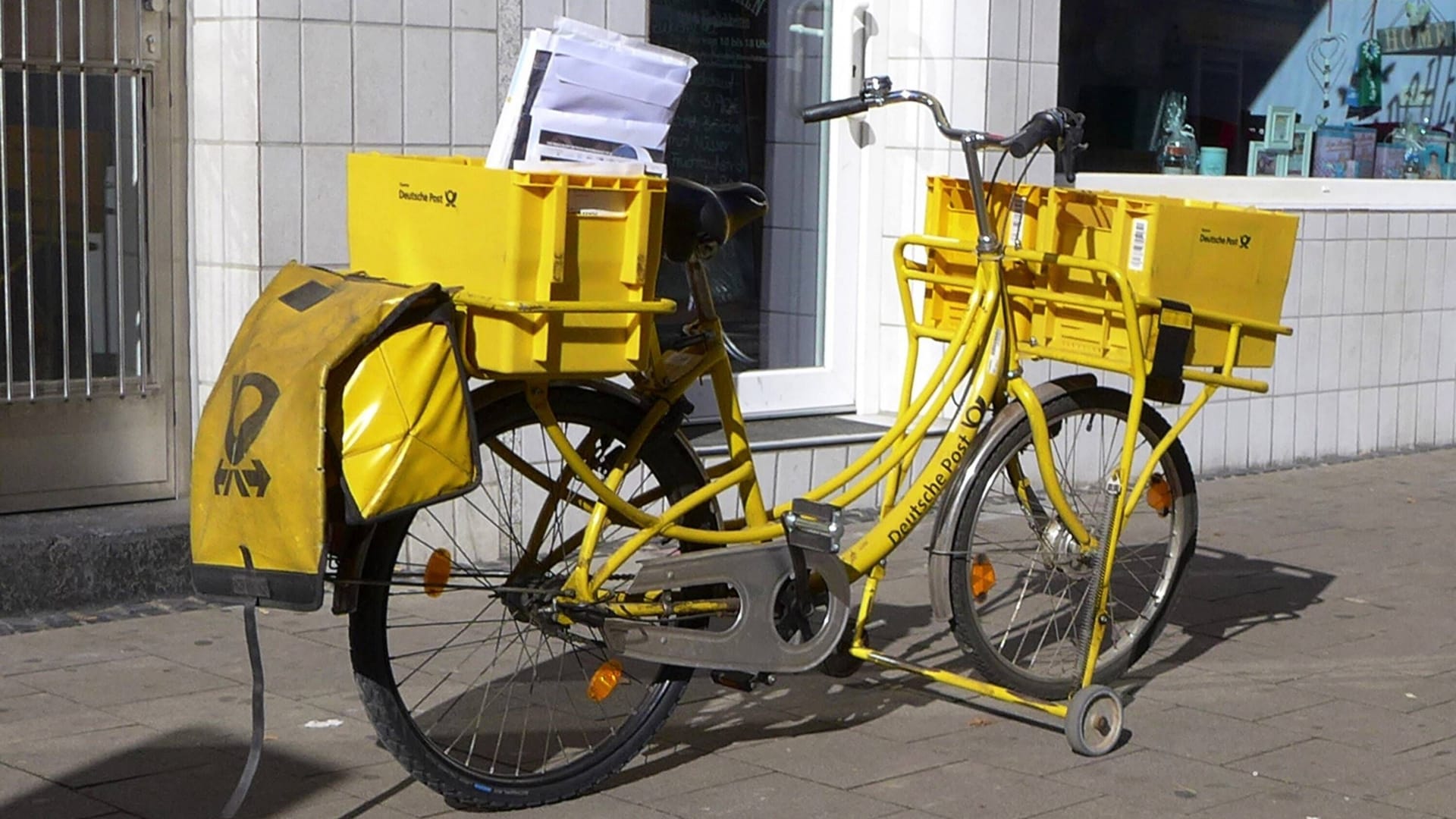 Ein Postfahrrad (Symbolbild): In Nippes ist ein Postbote von einem Auto angefahren worden.