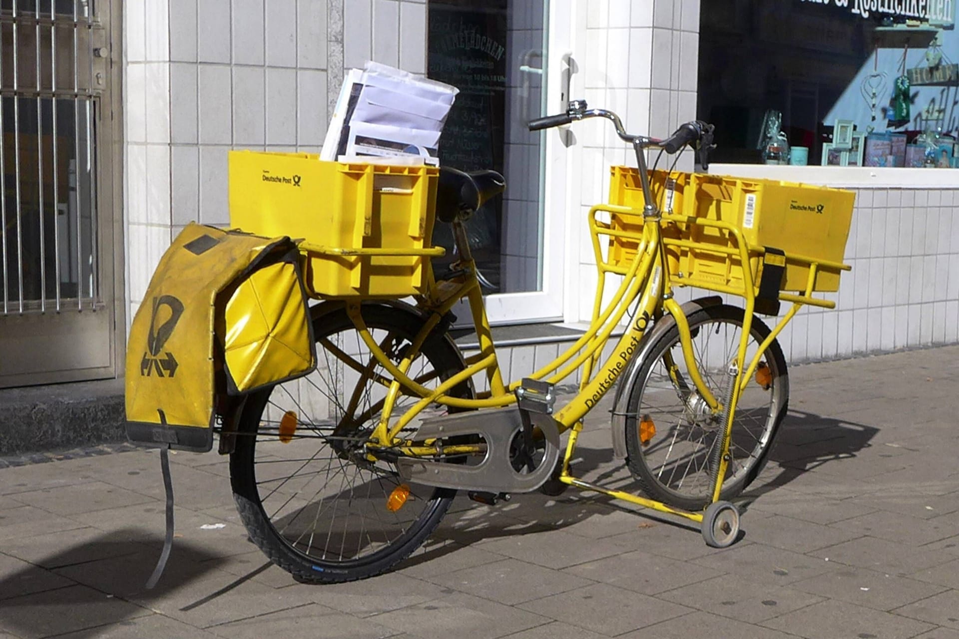 Ein Postfahrrad (Symbolbild): In Nippes ist ein Postbote von einem Auto angefahren worden.