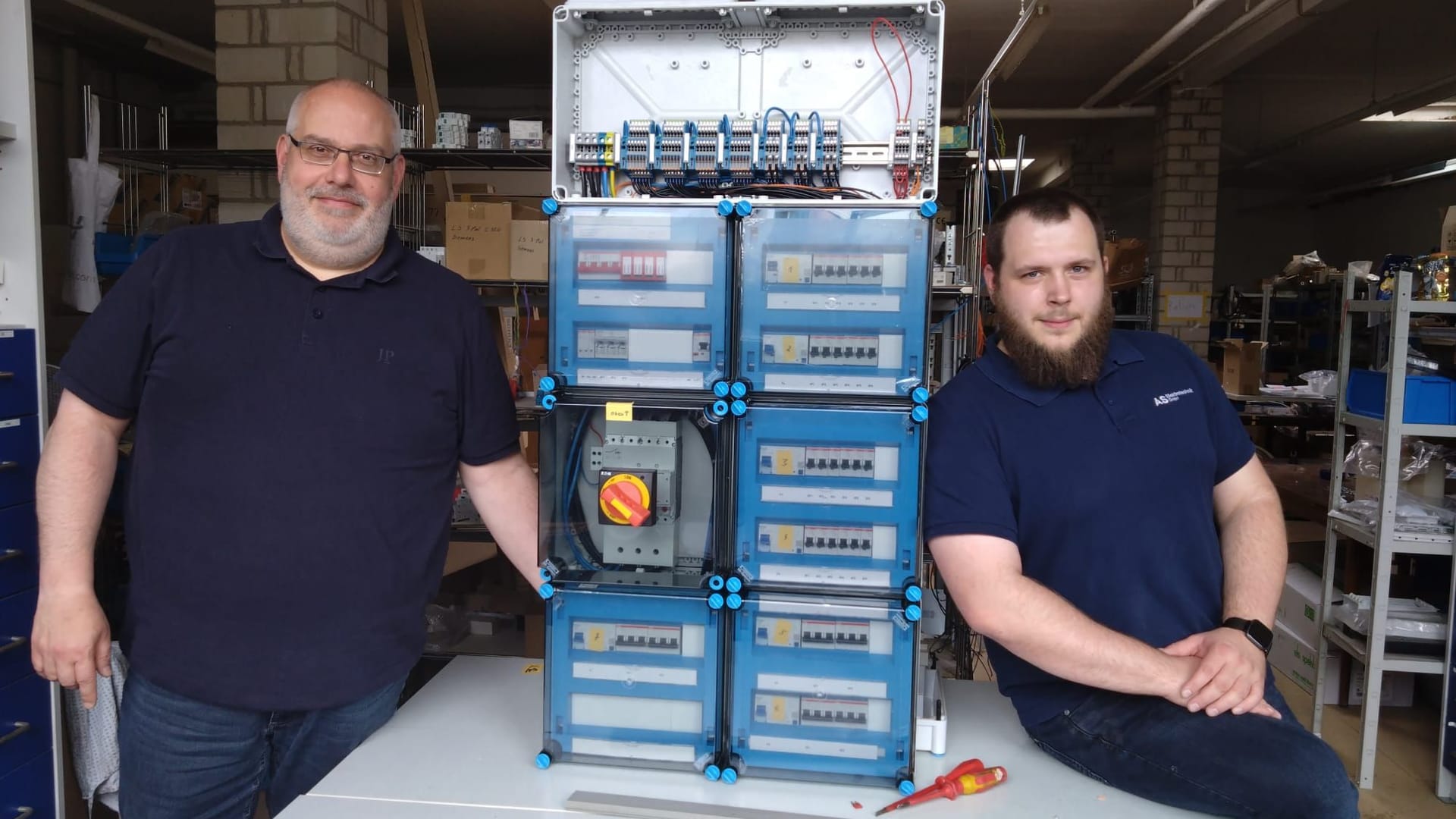 Mitarbeiter Jörg Neumann (l.) und Geschäftsführer Marco Stoltz (r.): Der Handwerksbetrieb testet seit sechs Wochen die Vier-Tage-Woche.