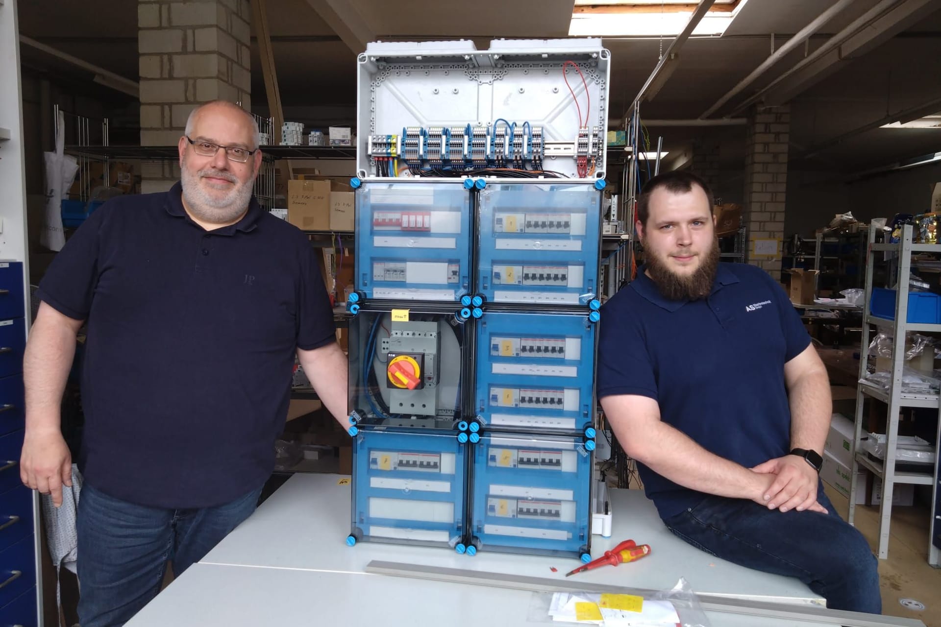 Mitarbeiter Jörg Neumann (l.) und Geschäftsführer Marco Stoltz (r.): Der Handwerksbetrieb testet seit sechs Wochen die Vier-Tage-Woche.