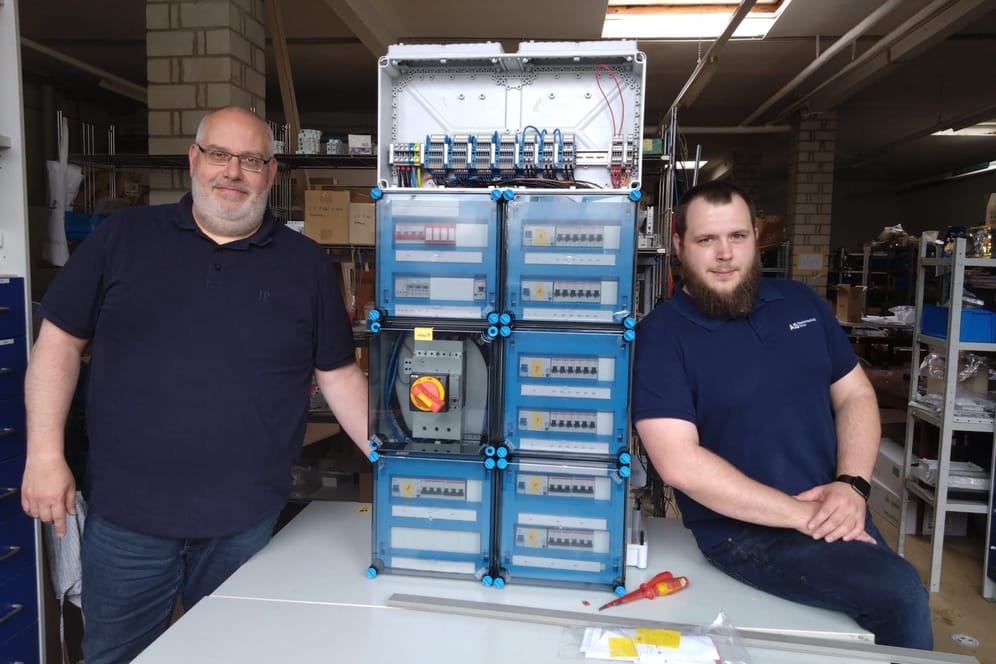 Mitarbeiter Jörg Neumann (l.) und Geschäftsführer Marco Stoltz (r.): Der Handwerksbetrieb testet seit sechs Wochen die Vier-Tage-Woche.