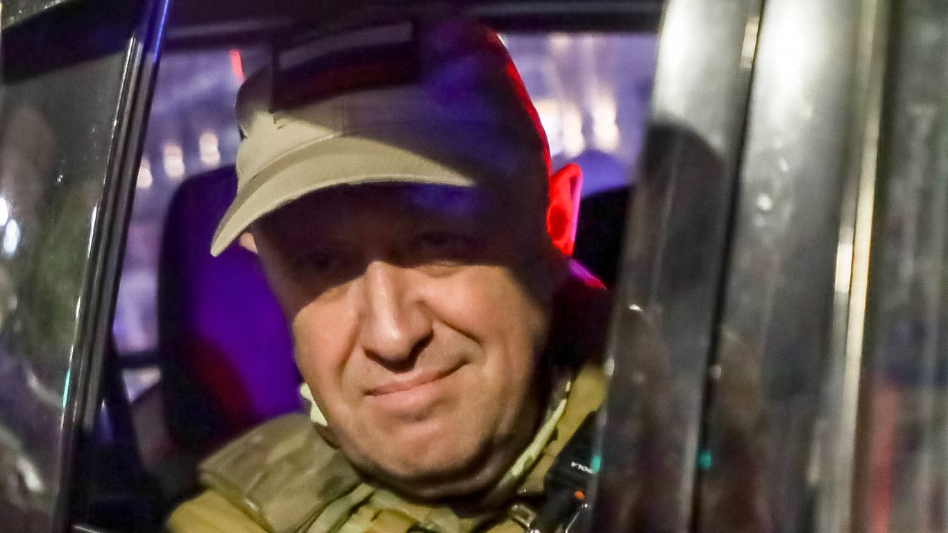 Jewgeni Prigoschin blickt aus einem Fahrzeug in Rostow am Don: Er soll auf dem Weg nach Belarus sein.