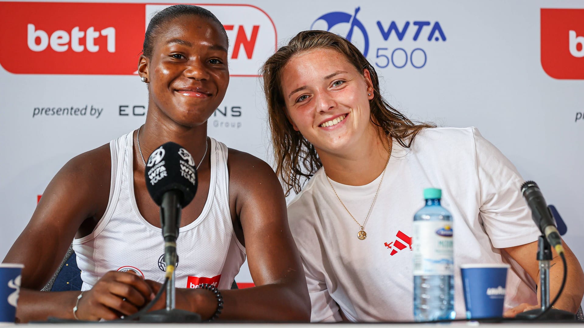 Noma Noha Akugue mit Jule Niemeier: Am Vormittag zeigten sich beide noch gut gelaunt auf der Pressekonferenz. Ihr Doppel konnte am Donnerstag allerdings nicht stattfinden.